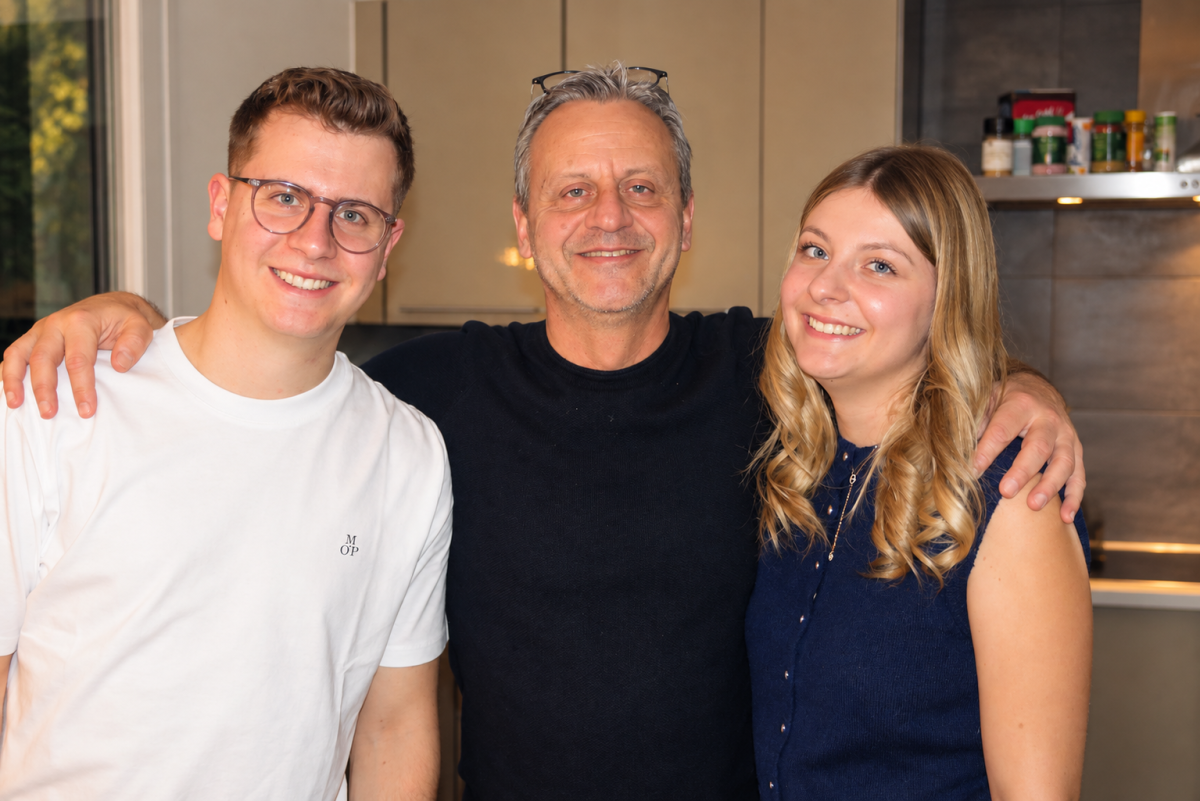 Yves Depallens entouré de ses deux enfants, Yannick et Célia, lors d'un moment familial.