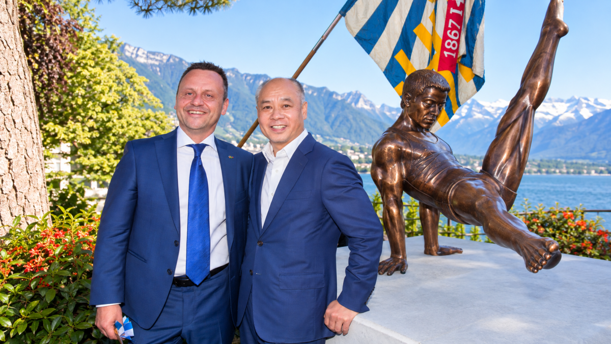 Yves Depallens et Li Ning devant la statue du champion olympique, lors d'un hommage organisé à Montreux en 2017
