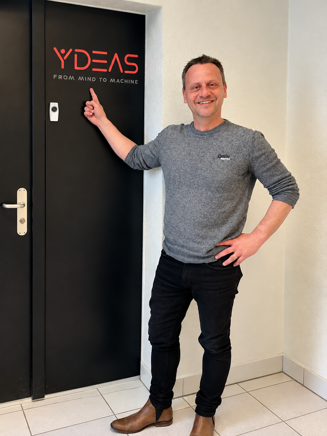 Yves Depallens devant les locaux de YDEAS à Saint-Sulpice en 2020, désignant le logo de l'entreprise spécialisée dans les solutions numériques.