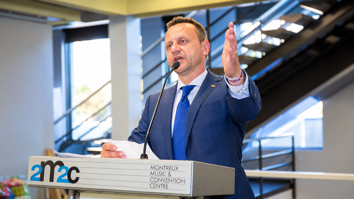 Yves Depallens prononçant un discours au Montreux Music & Convention Centre (2m2c), illustrant son engagement dans la vie associative et publique montreusienne.