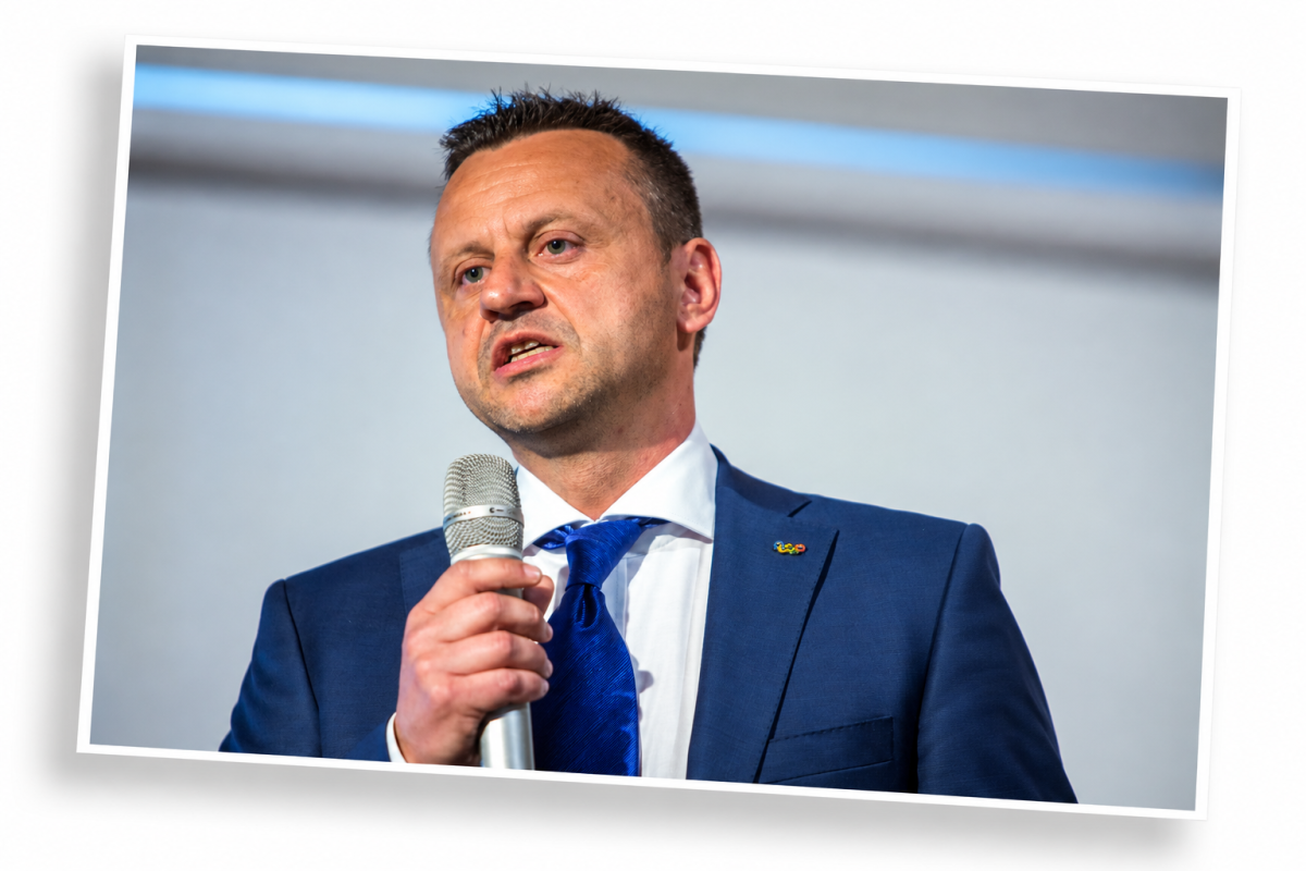Yves Depallens speaking at a conference, illustrating his experience in leadership, communication and project management in an international environment.
